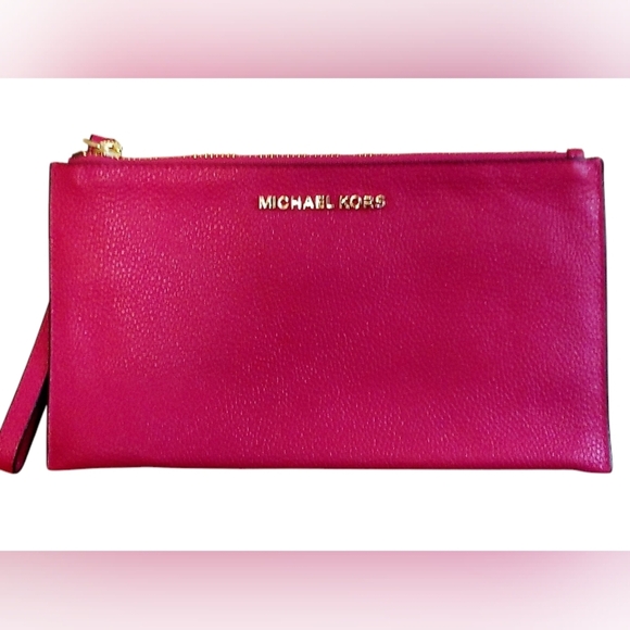 Michael Kors - NWOT- Large Pebbled Leather, Wristlet, Dust Bag, 6 Card Slots, - Picture 1 of 9